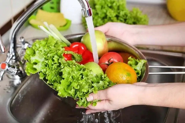Rửa rau củ qua nguồn nước tinh khiết